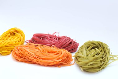 Beyaz arka planda izole edilmiş renkli spagetti yuvaları..