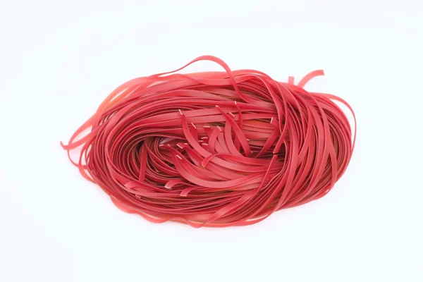 Beyaz arka planda izole edilmiş kırmızı spagetti yuvası.