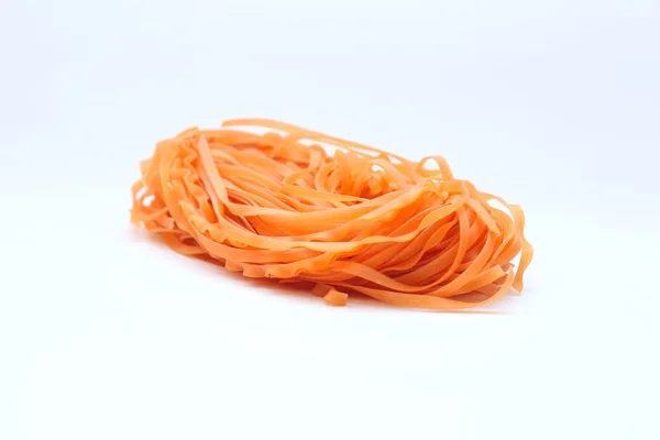 Isolerade färgade spaghetti bon på en vit bakgrund. — Stockfoto