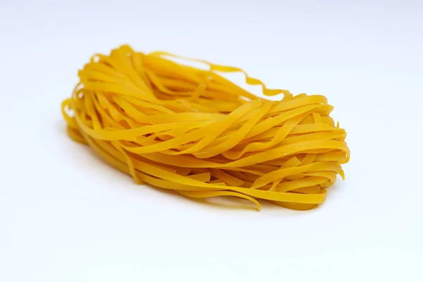 Espaguetis de colores aislados anida sobre un fondo blanco . —  Fotos de Stock
