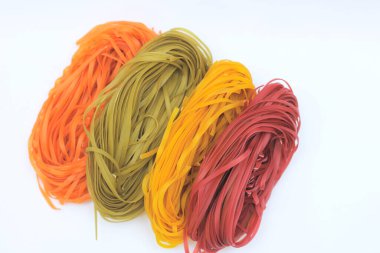 Beyaz arka planda izole edilmiş renkli spagetti yuvaları..