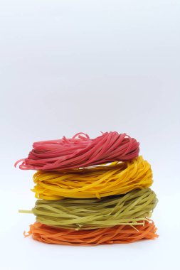 Beyaz arka planda izole edilmiş renkli spagetti yuvaları..