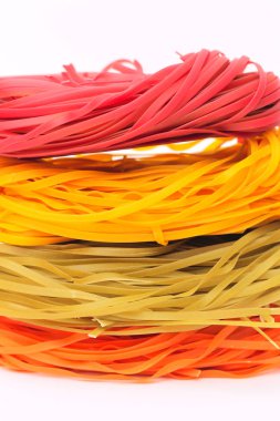 Beyaz arka planda izole edilmiş renkli spagetti yuvaları..