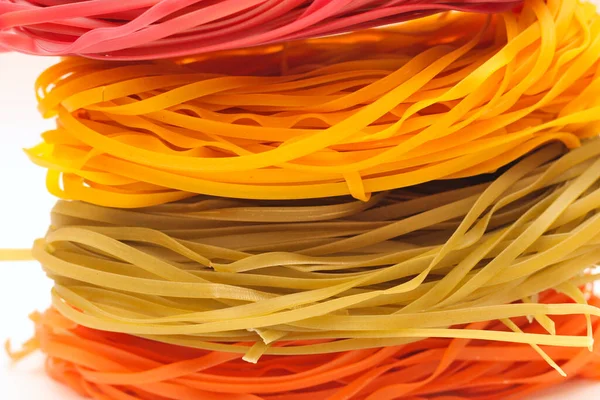 Nidi di spaghetti colorati isolati su sfondo bianco . — Foto Stock