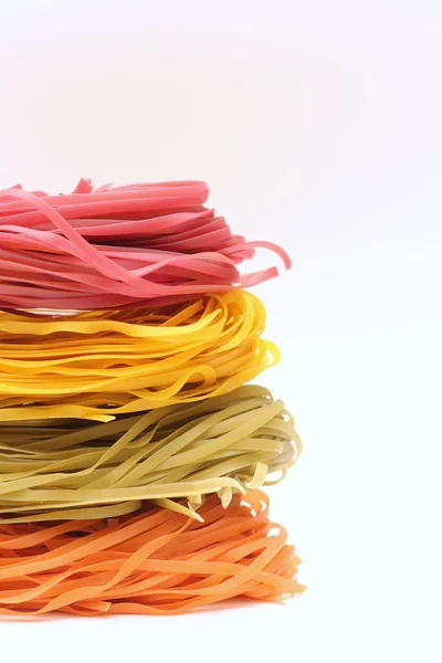 Nidi di spaghetti colorati isolati su sfondo bianco . — Foto Stock