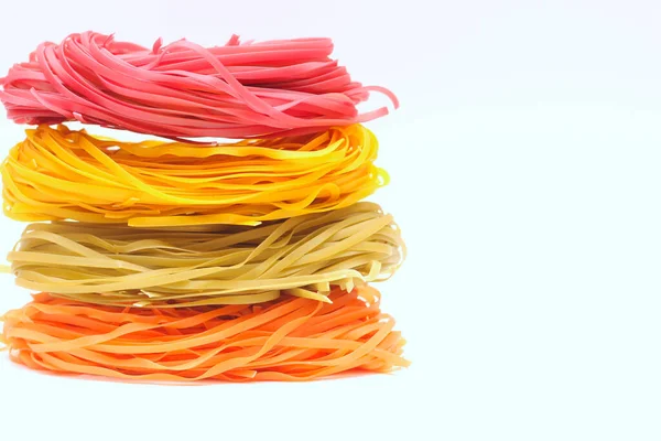 Nidi di spaghetti colorati isolati su sfondo bianco . — Foto Stock