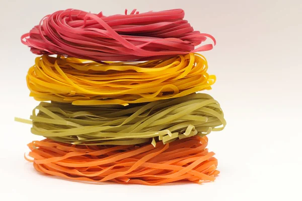 Nidi di spaghetti colorati isolati su sfondo bianco . — Foto Stock