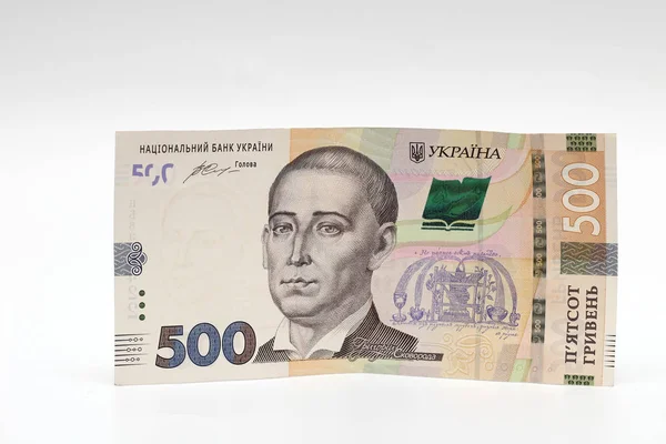 Nowy banknot o nominałach 500 ukraińskich hrywien izolowany na białym tle z cieniem. Europejska wymiana pieniędzy. Ukraina waluta. Skupienie selektywne — Zdjęcie stockowe