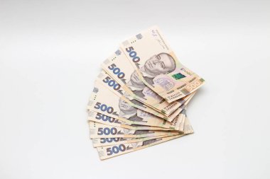Beyaz arka planda gölgeli 500 Ukrayna Hrivniası 'na ait yeni banknotlar. Avrupa para değişimi. Ukrayna para birimi