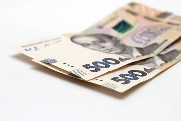 Dos nuevos billetes en denominaciones de 500 hryvnias ucranianas aisladas sobre un fondo blanco con sombra. Cambio de moneda europeo. Ucrania moneda — Foto de Stock