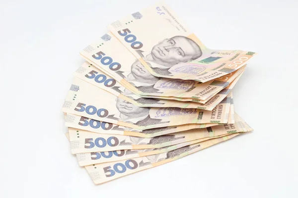 Gölgeli beyaz bir arka planda izole edilmiş 500 Ukrayna hrivniası banknotlarının hayranı. Avrupa para değişimi. Ukrayna para birimi