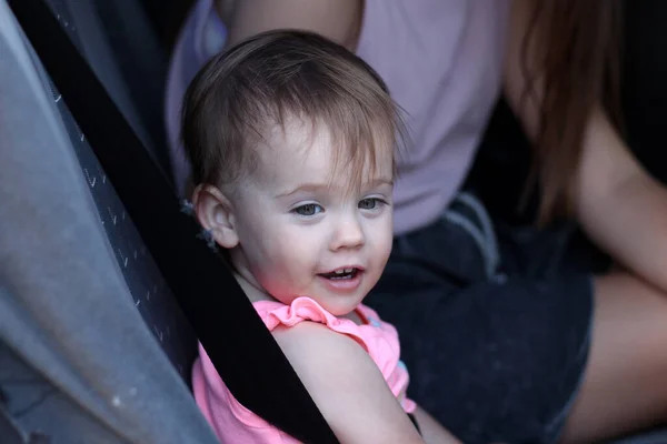 Pembe Tişörtlü Küçük Bir Çocuk Emniyet Kemeriyle Arabada Oturuyor Arka — Stok fotoğraf