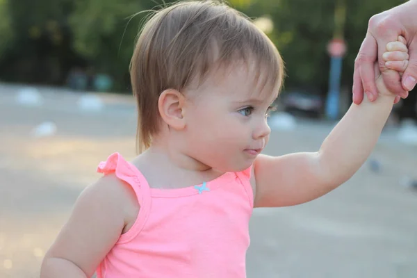 Pequena Criança Loira Rosto Rosa Segura Mão Sua Mãe Fundo — Fotografia de Stock