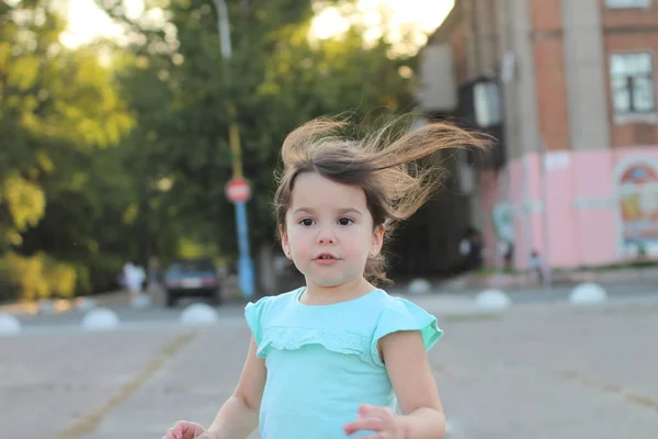Біг Здивована Маленька Дівчинка Відкритому Повітрі Променях Вечірнього Міського Заходу — стокове фото