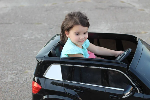 Harika Kız Asfaltta Büyük Bir Oyuncak Arabaya Biniyor Çocuklar Için — Stok fotoğraf