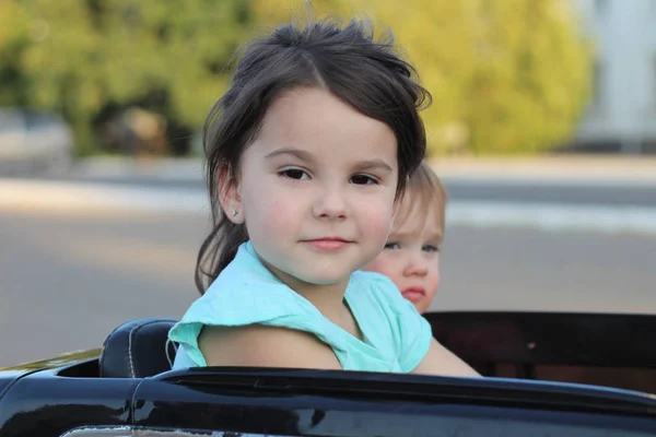 Harika Kız Asfaltta Büyük Bir Oyuncak Arabaya Biniyor Çocuklar Için — Stok fotoğraf