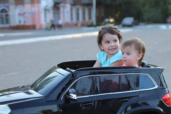 Duas Garotas Incríveis Montam Grande Carro Brinquedo Asfalto Rua Cidade — Fotografia de Stock