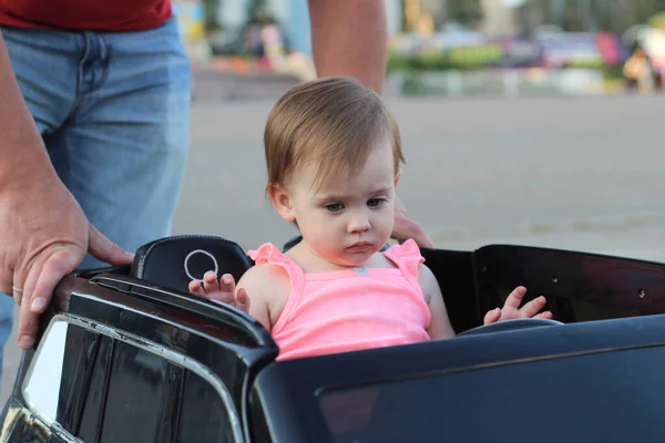 Niña Hace Gesto Indefenso Mientras Está Sentada Gran Coche Juguete —  Fotos de Stock