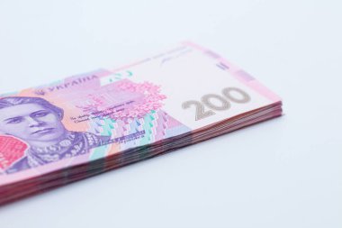 Gölgeli beyaz bir arka planda izole edilmiş 200 Ukrayna hrivniası banknotları. Avrupa para değişimi. Ukrayna parası. Seçici odak