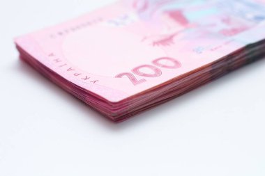 Gölgeli beyaz bir arka planda izole edilmiş 200 Ukrayna hrivniası banknotları. Avrupa para değişimi. Ukrayna parası. Seçici odak