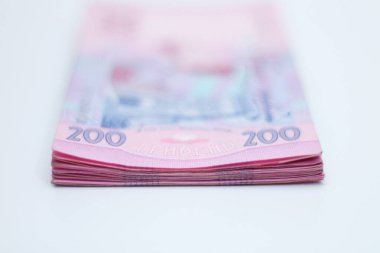 Gölgeli beyaz bir arka planda izole edilmiş 200 Ukrayna hrivniası banknotları. Avrupa para değişimi. Ukrayna parası. Seçici odak
