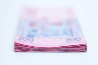 Gölgeli beyaz bir arka planda izole edilmiş 200 Ukrayna hrivniası banknotları. Avrupa para değişimi. Ukrayna parası. Seçici odak