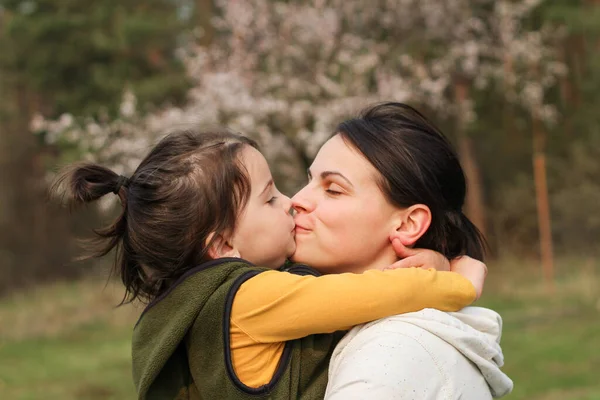 Vacker Mor Och Dotter Kramar Och Kysser Avslappnade Kläder Varm — Stockfoto