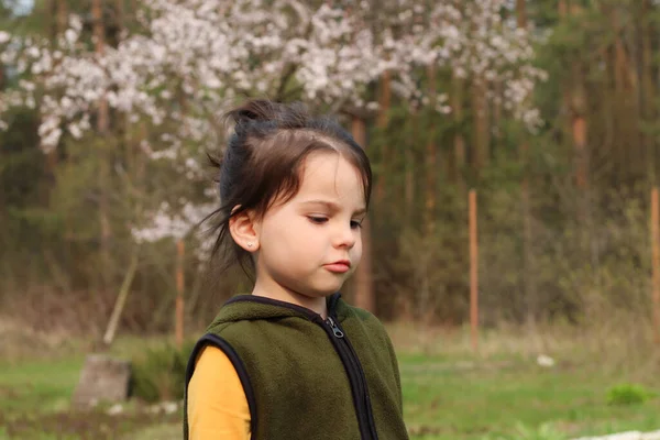 Triste Ofendida Morena Niña Blanca Sobre Fondo Floral Borroso Aire —  Fotos de Stock