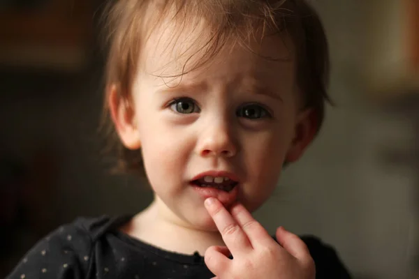 Retrato Cerca Pequeño Bebé Blanco Lindo Con Una Cara Sucia —  Fotos de Stock