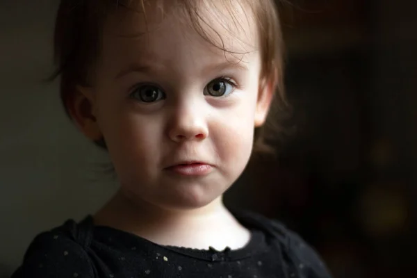 Retrato Cerca Pequeño Bebé Blanco Lindo Con Una Cara Sucia —  Fotos de Stock