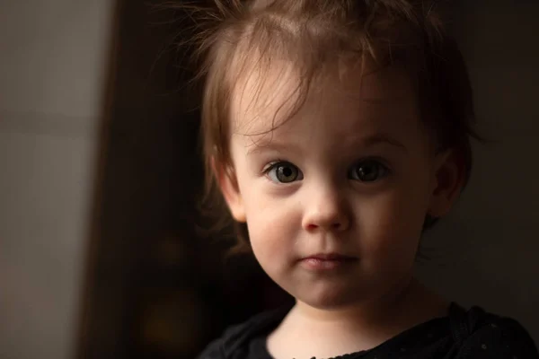 Close Retrato Pequeno Bebê Branco Bonito Com Rosto Sujo Luz — Fotografia de Stock