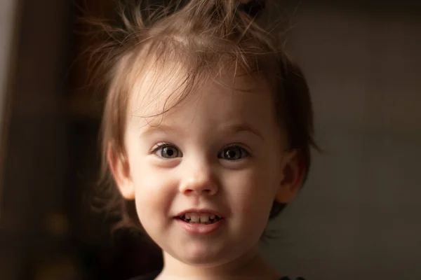 Close Retrato Pequeno Bebê Branco Bonito Com Rosto Sujo Luz — Fotografia de Stock