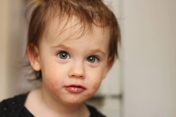 Close Portret Van Een Kleine Schattige Witte Baby Met Een — Stockfoto