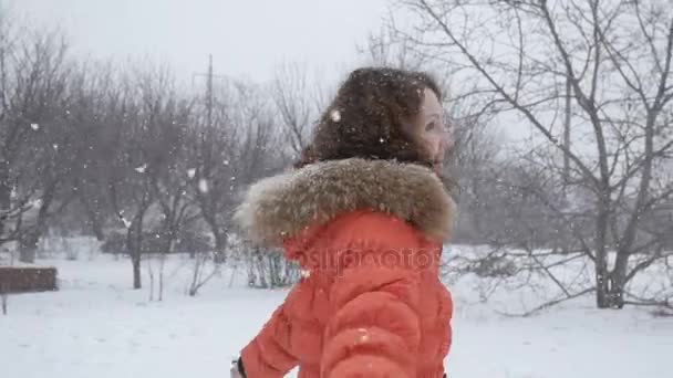愉快的美丽的女孩享受冬天户外. — 图库视频影像