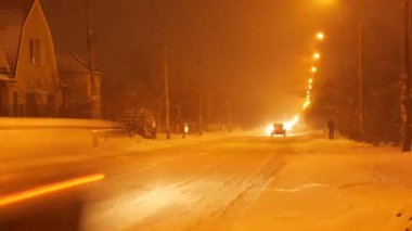 Timelaps nerede kar yağıyor gece şehirde trafik.