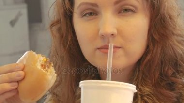 Temptingly hamburger yiyip kola içmeyi güzel kız.