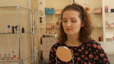 Genç kız için bir master class makyaj sanatçısı yapar.