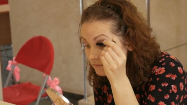 Genç kız için bir master class makyaj sanatçısı yapar. — Stok video