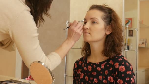 Maquillaje artista conduce una clase magistral para niña . — Vídeo de stock