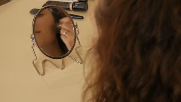 Makeupartist bedriver en master class för ung flicka. — Stockvideo