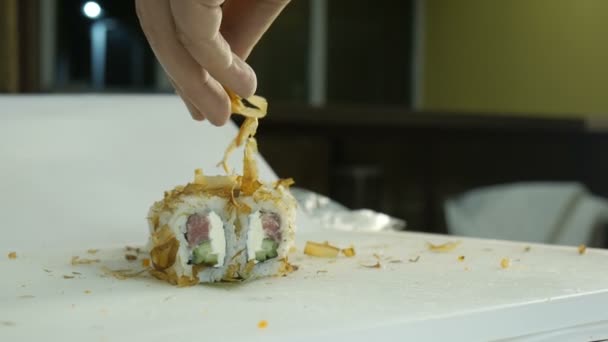 寿司のマクロ撮影。日本食レストラン、寿司、東洋の伝統. — ストック動画
