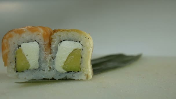 Macro shot de sushi. Restaurant japonais, sushi, tradition orientale . — Video