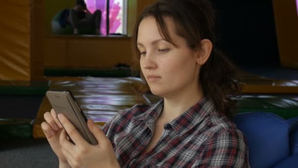 一个年轻的女孩正在看到手机. — 图库视频影像