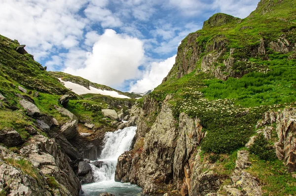 Paesaggio montano estivo con fiume e cascata — Foto Stock