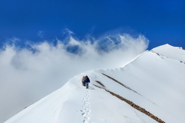Grup dağcı Erciyes Volkanı tepesinden aşağı gider.
