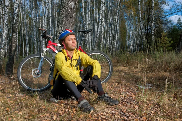 Cycliste relaxant dans une forêt de bouleaux en automne sous un arbre — Photo