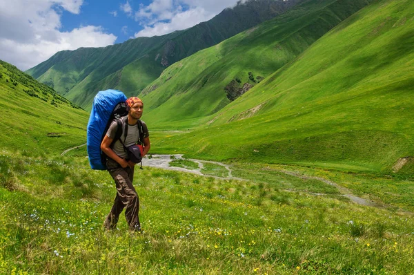 Young tourist resting on top overlooking the valley — Stock Photo, Image