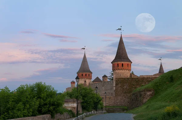 Полнолуние над средневековым замком в Каменце-Подольске. Украина — стоковое фото