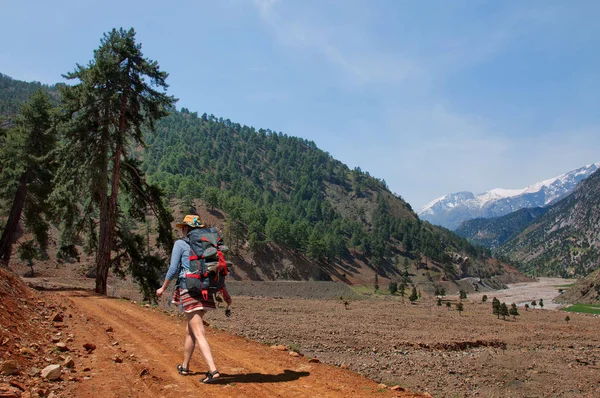 Lonely tourist walking along mountain road in Turkey — Stock Photo, Image