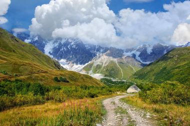 Çimenli Vadisi ve Gürcistan'daki karla kaplı dağlar